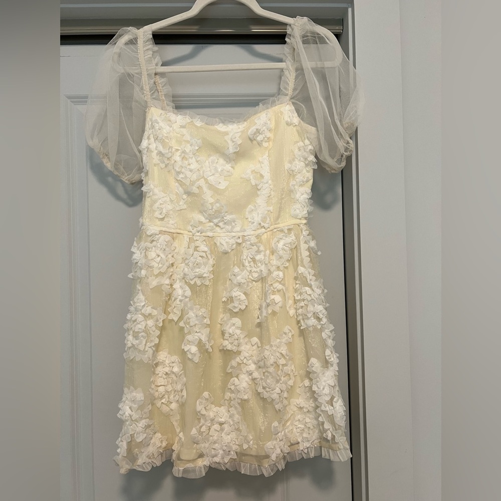 Storia white and cream floral mini dress medium